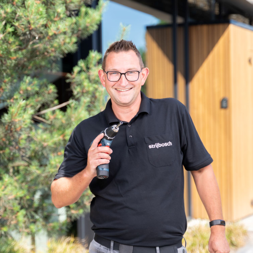 Servicemonteur repareert wasmachine